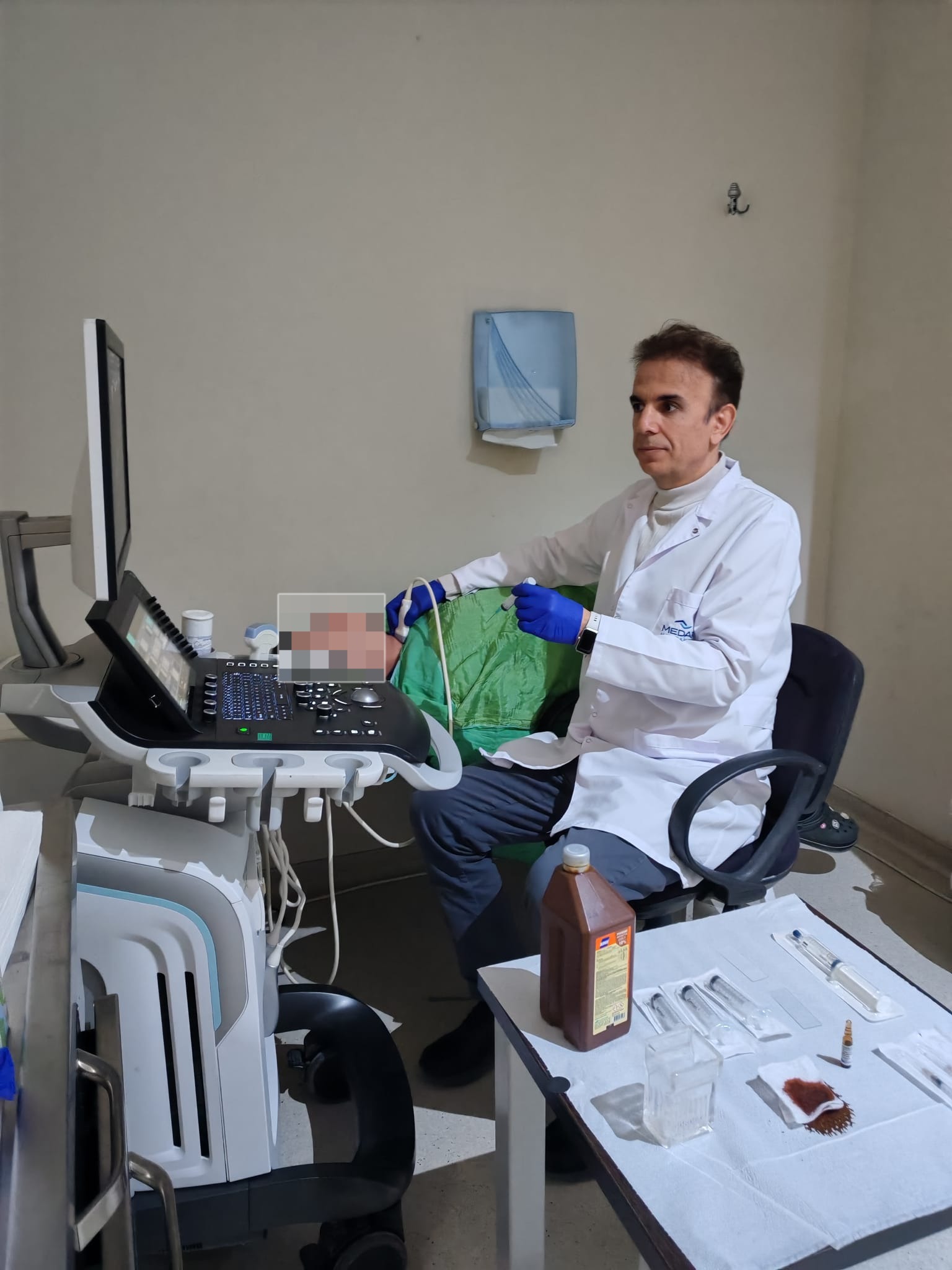 Tiroid biyopsisi sırasında ultrason görüntüleme